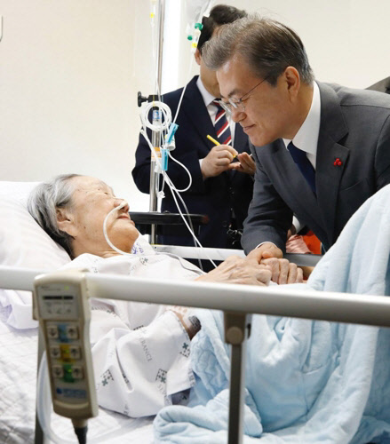 문재인 대통령이 4일 오전 신촌 세브란스 병원에 입원해 있는 위안부피해자 김복동 할머니를 찾았다. 문 대통령은 할머니의 쾌유를 기원하고 위안부문제 해결에 최선을 다할 것을 약속했다. 춘추관 제공